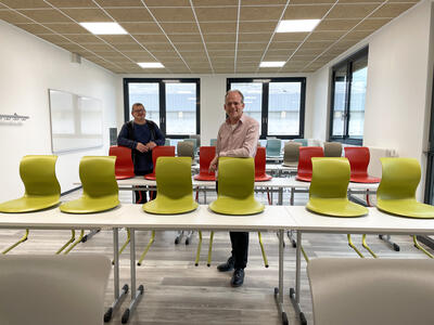 Thomas Rolle, Hausmeister an der Barbara-Zürner-Oberschule, und Bildungsdezernent Holger Mittelstädt besichtigen ein neues Klassenzimmer im Erweiterungsbau.