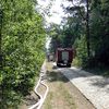 Gemeinsame Großübung der Landkreise Oberhavel und Barnim: Feuerwehrautos fahren davon.