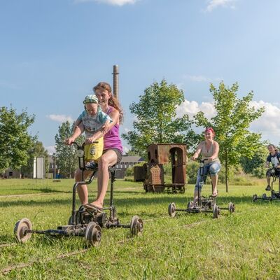 Mit dem Schienenfahrrad auf dem Rundkurs unterwegs.